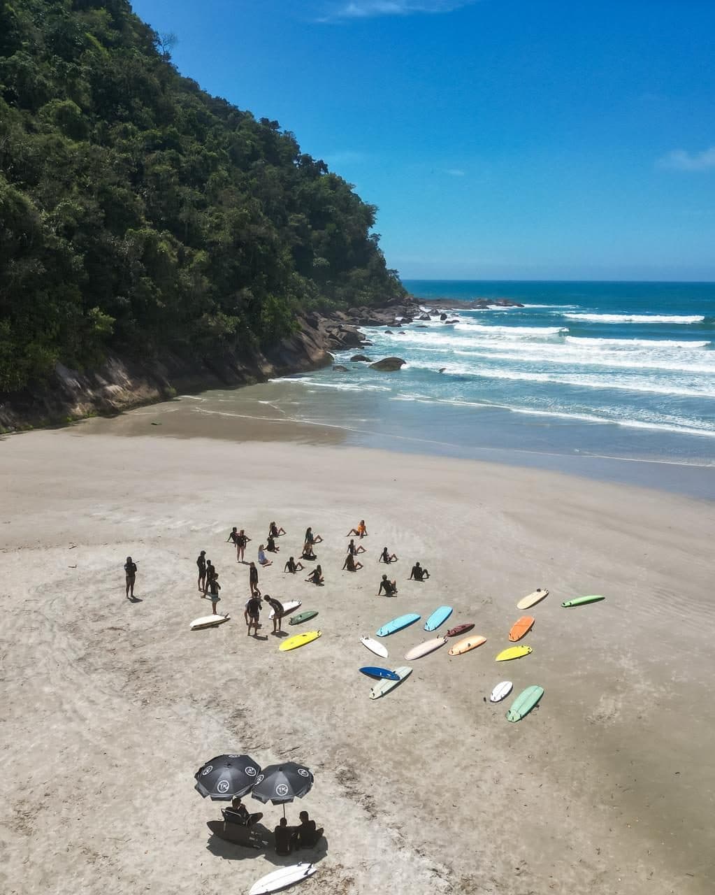 Tablas de surf y el grupo en la arena