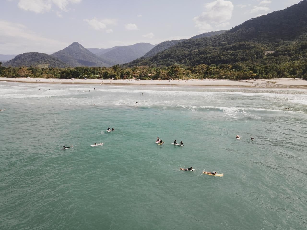 Playa panorámica entre montañas de selva