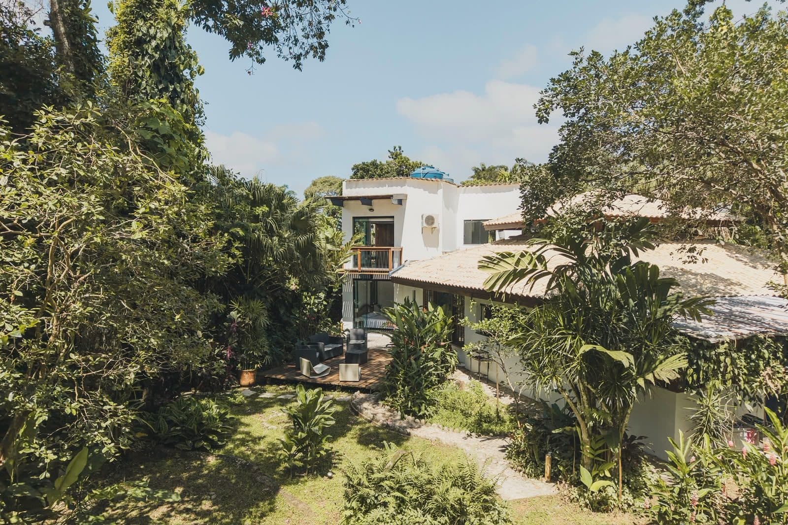 Vista aérea de la casa entre la selva